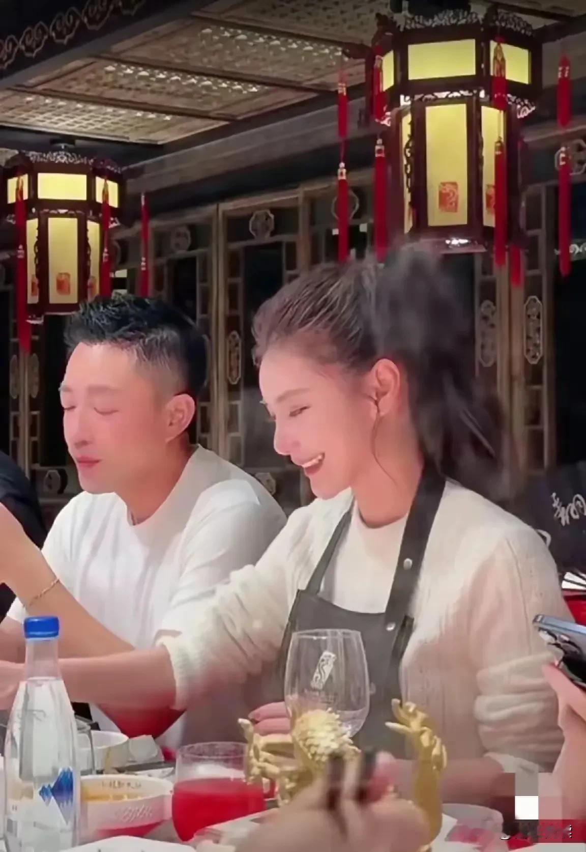 这是看到啥了笑成这样
汪憨憨和马筱梅在吃饭

途中不知看到了什么
喜得两人裂开大