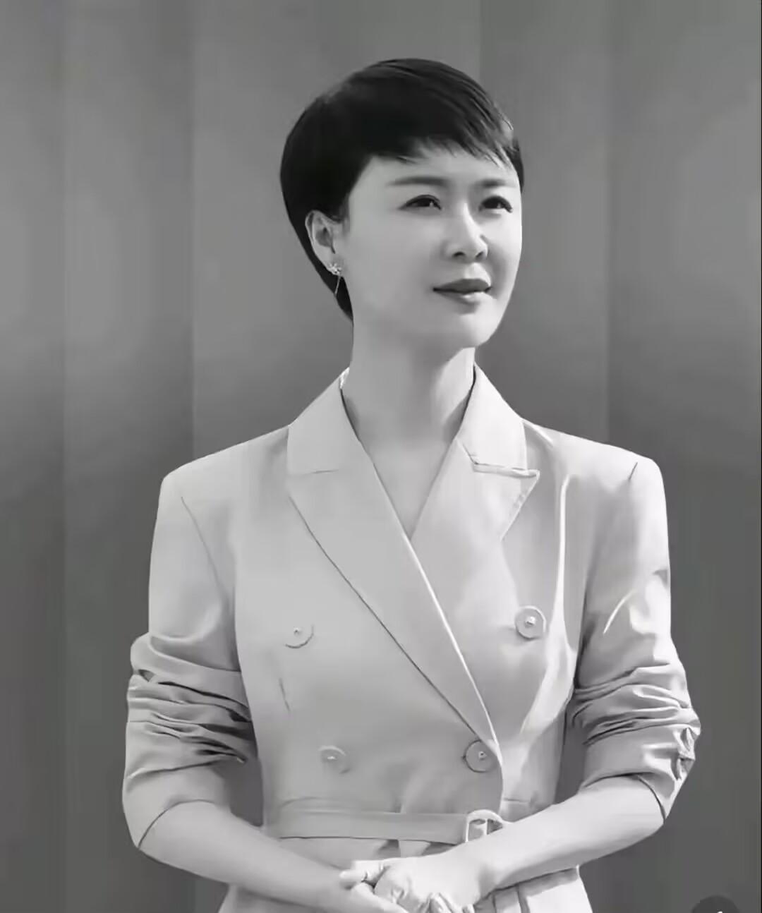 白发人送黑发人，
47岁贺娇龙还是走了，

这个消息传来的时候，不少人都忍不住红