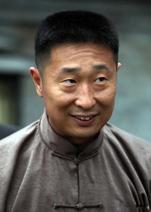 林永健在《人民日报》撰文:，某些顶流演员排场很大 ，自带