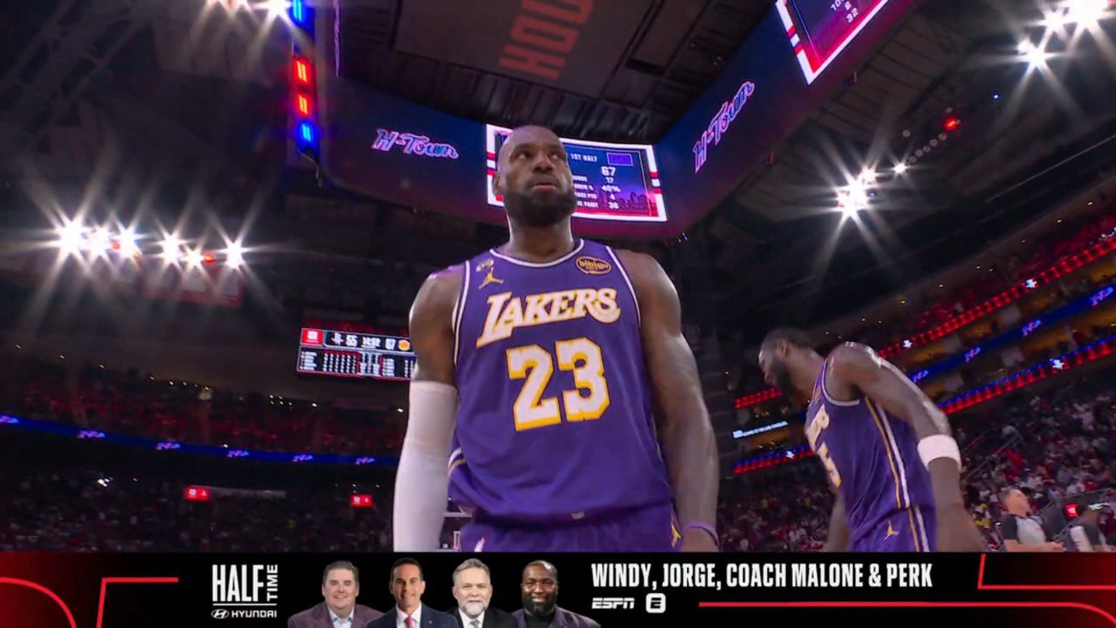 詹姆斯上半场8投8中命中率拉满拿下18分！詹姆斯超远滑翔劈扣湖人vs火箭