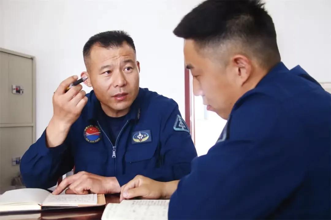   张振慧，东部战区空军航空兵某部一级军士长、机械技师，1996年入伍，扎根外场