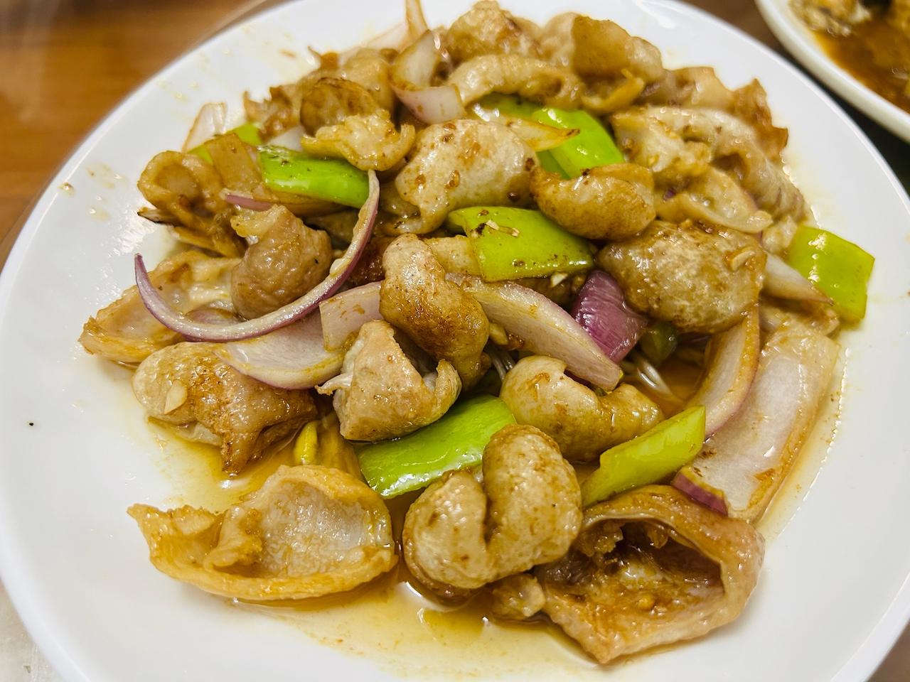 广东人对买一百几十块的衣服抠抠搜搜，但对吃几百上千的一顿饭毫不吝啬。到农庄吃正宗