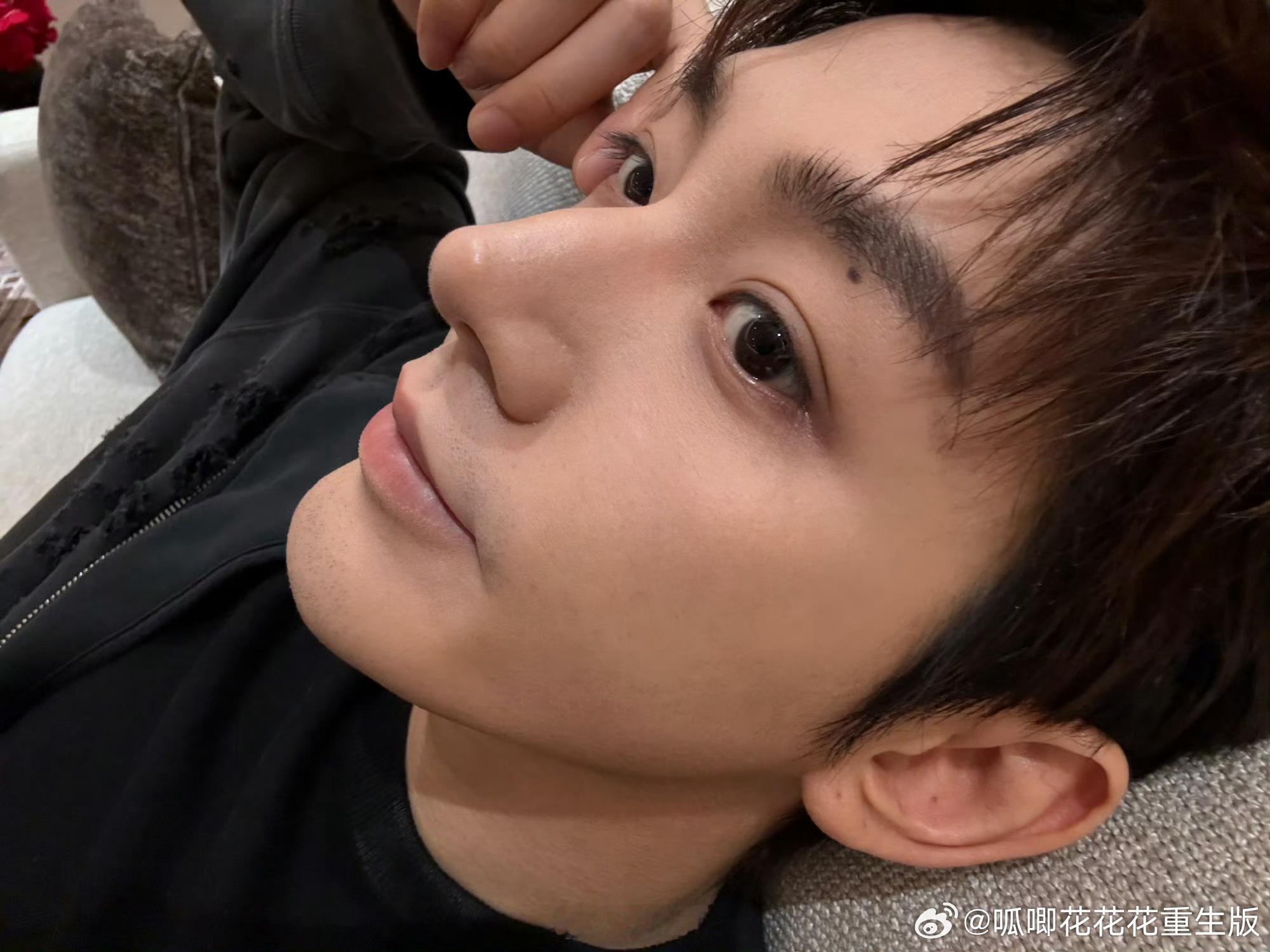 邓为怼脸自拍我发现邓为越来越嫩了，状态真的好，真帅哥真的无惧镜头！！！