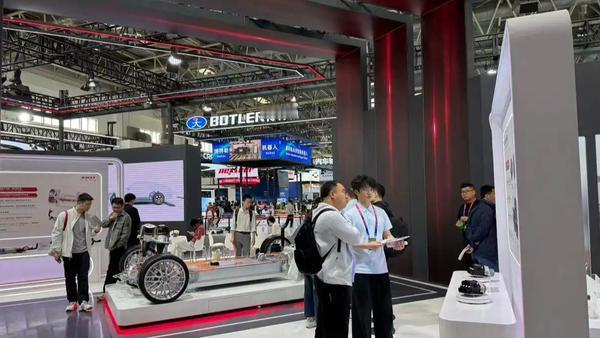 中国汽车产业的这一转变，是数十年深耕积累后的水到渠成。从早年在车展上只能扮演“参