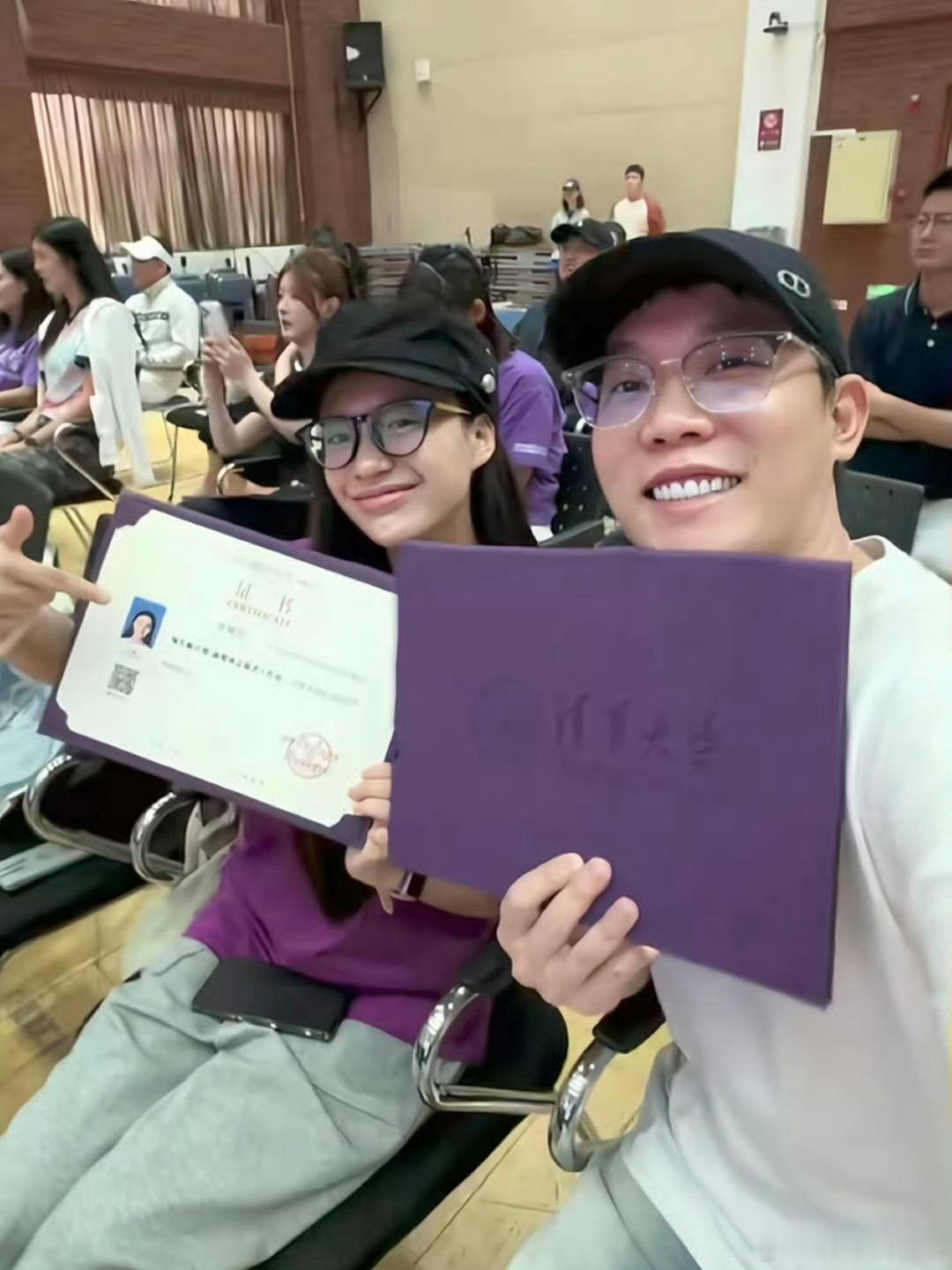 小鱼海棠清华大学研修班毕业这也能上个热搜，研修不是研究生 