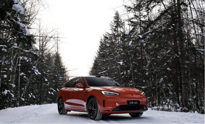 冰雪路面操控自如，问界新M5 Ultra如何做到“眼观六路”？
秋冬季交通安全治