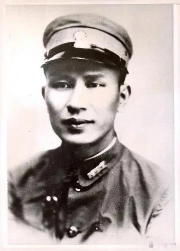 1923年，一位年轻的青年将领拜谒孙中山，孙先生说：“我无枪、无粮、无饷，只有三
