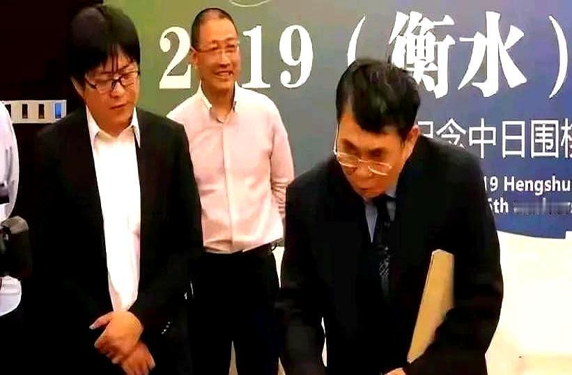 聂老走了，雪压八宝山，上千人排队，就为鞠最后一躬。
 
74岁，一生把围棋从公园