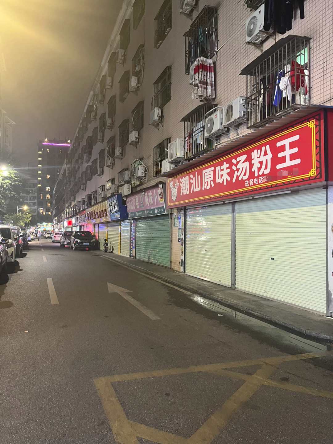#随手拍接龙#深圳是真离谱啊，回到家附近一整条街上的饭馆都关门了，搞得我到处找饭