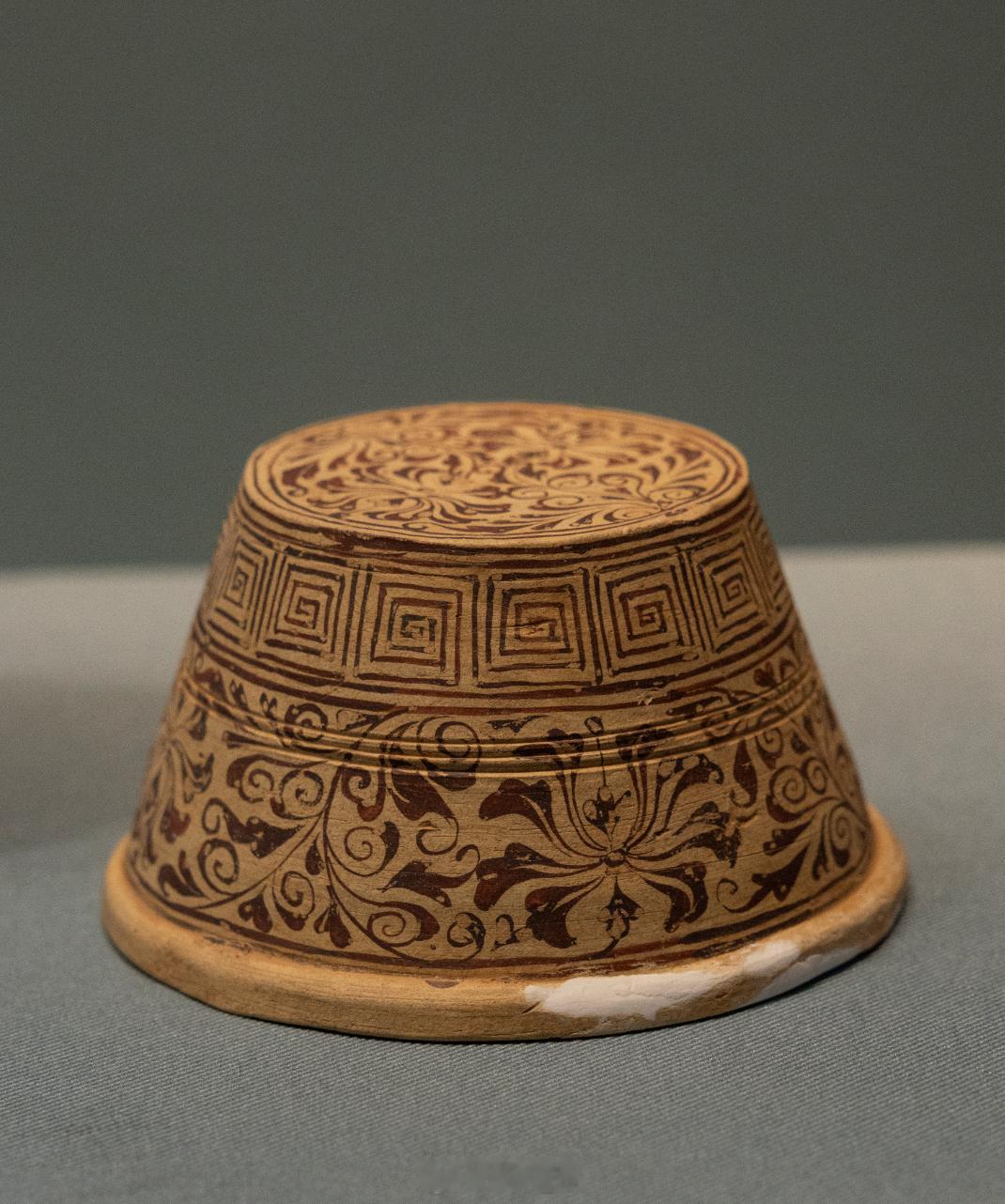 吉州窑褐彩花叶纹陶器盖宋代(公元960-1279年)黄埔区暹岗古墓葬M10填土出
