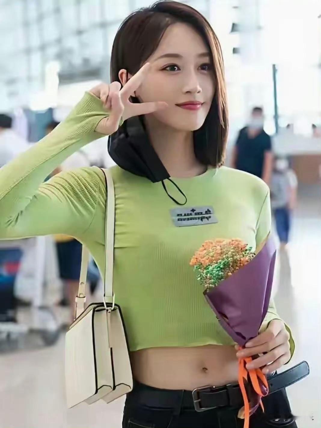 蓝盈莹身穿牛油果绿短上衣搭配黑色牛仔裤，腰腹线条紧致又利落状态超绝 ！