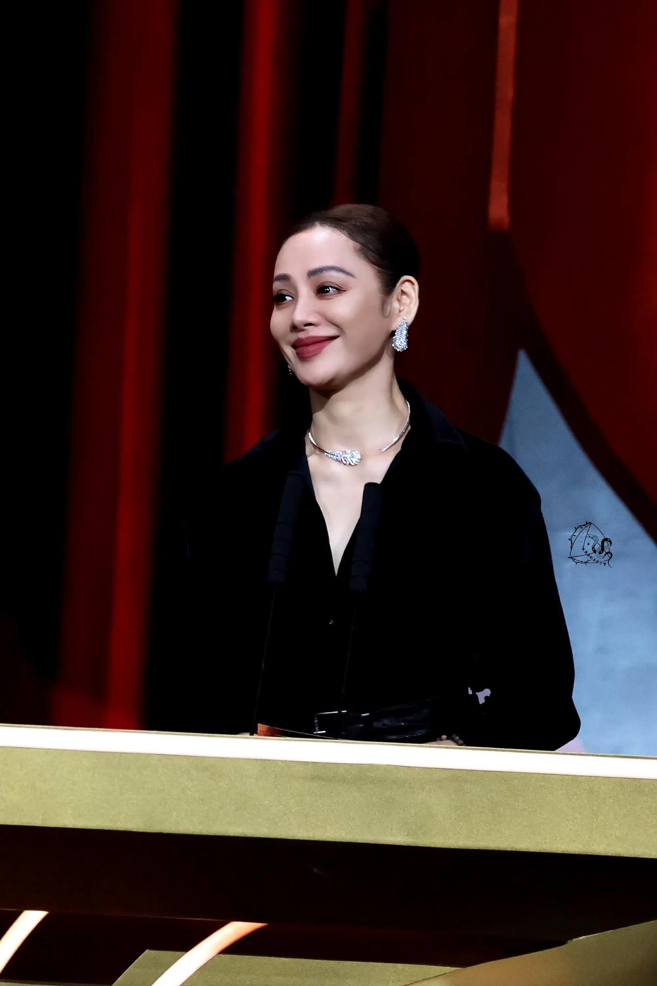 宁静：«花儿与少年第一季、第二季»制作组真正推动了真人秀的发展。
“那是一个很锋