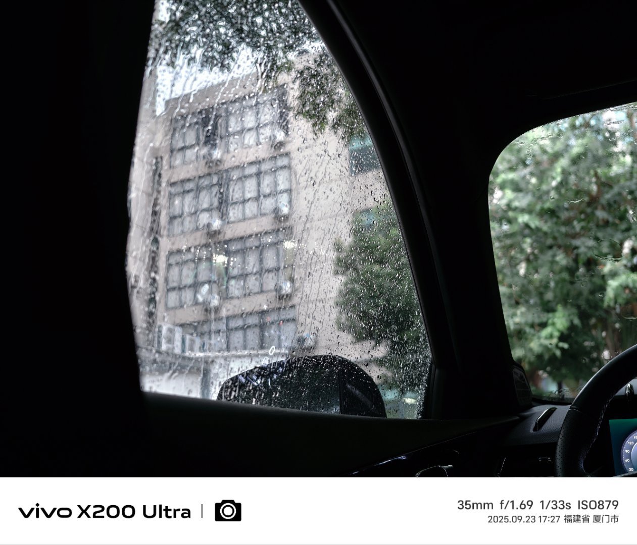 车中躲雨随拍：可惜不是新能源，不然直接开个空调睡觉了，听着雨声滴滴嗒嗒打在车窗上