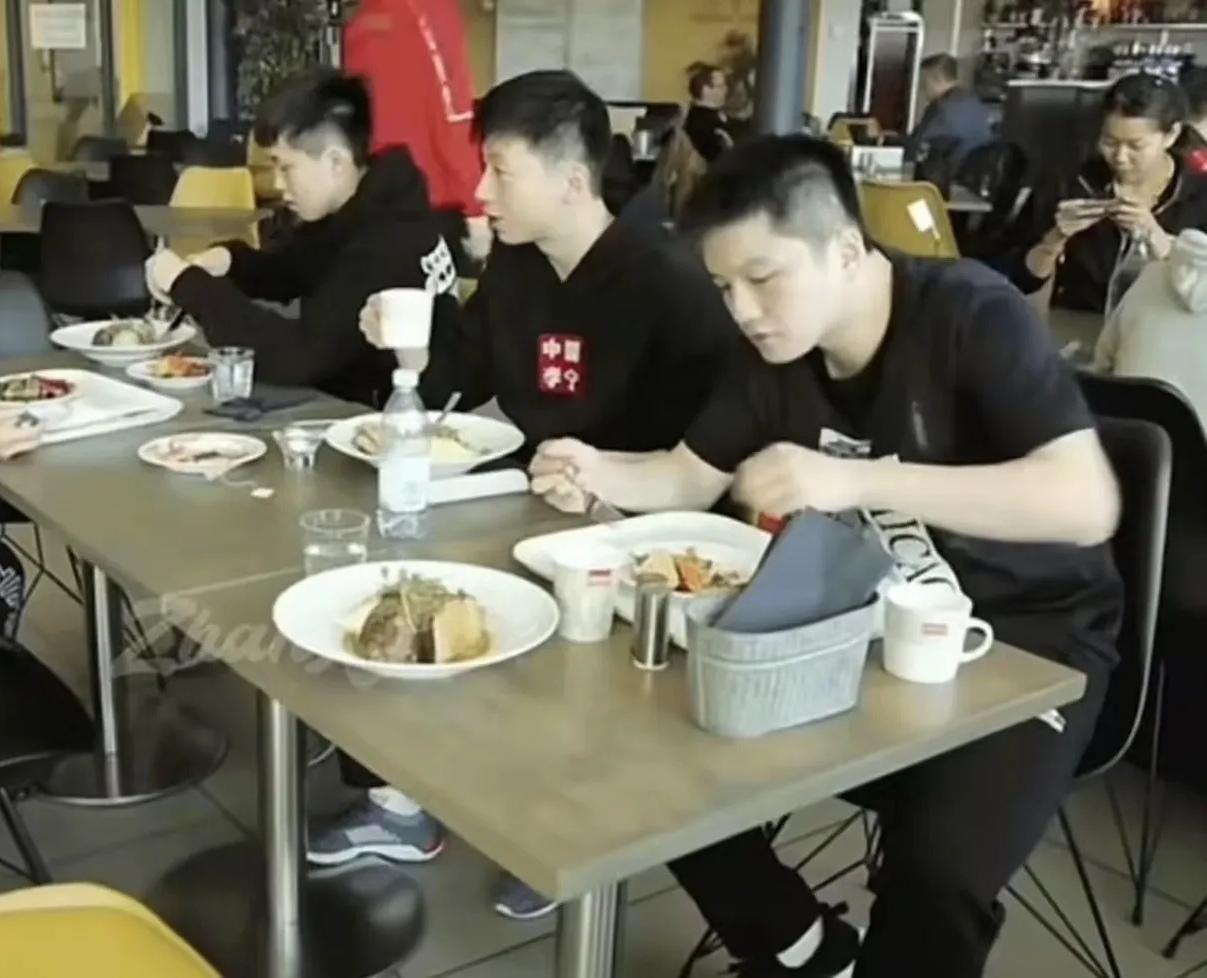 3位顶级男乒球员吃饭照：马龙端着杯子，细品慢咽，看上去极为优雅；樊振东目光专注，