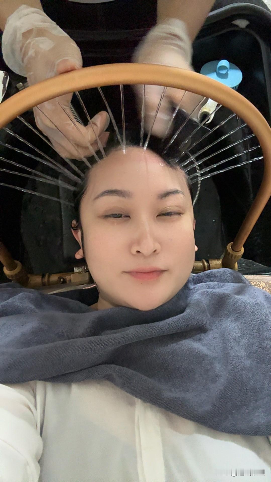 试一下这种洗头的方式，叫头疗 ，还行吧，网上花39元的团购费，我觉得洗的还是挺舒