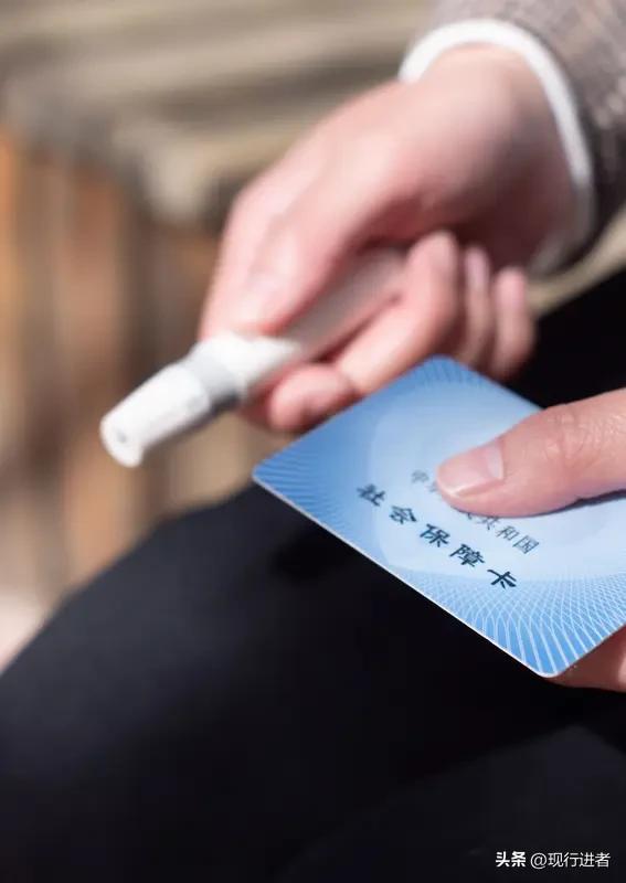 新农合参保人数持续下滑的现象引人深思。400元的参保费用看似不高，却让许多困难家