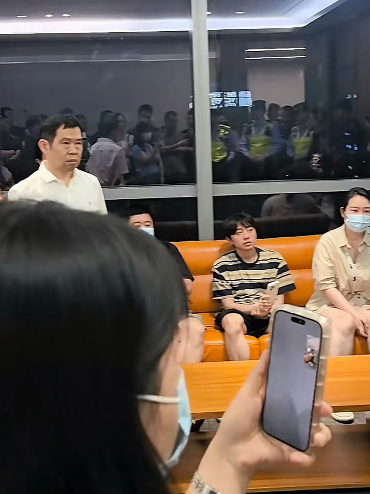 哪吒汽车CEO被员工围堵讨薪上一个出现这样状况的还是极越，才刚刚过去没多久，一样