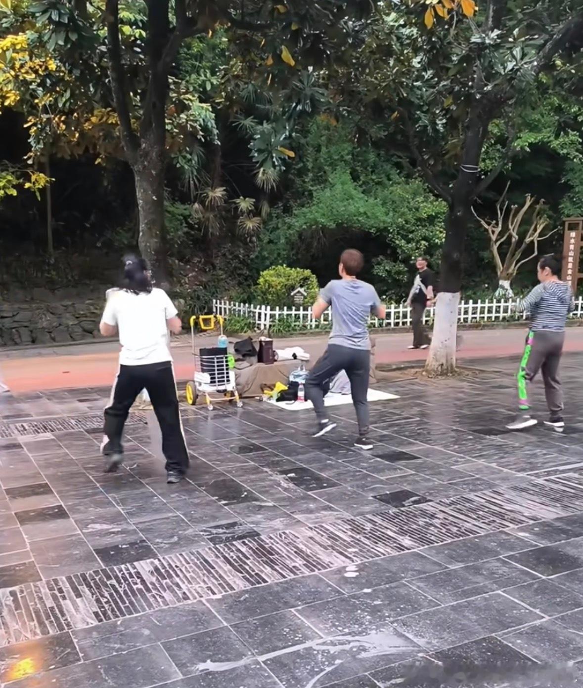 现在的广场舞已经这样了吗 褪去老旧刻板标签，流行旋律搭配新颖编排，舞步舒展充满朝