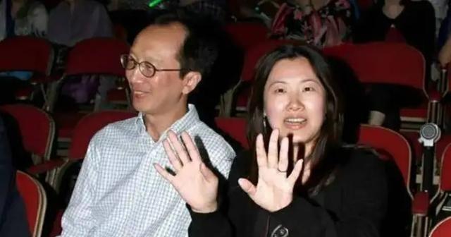 2001年，伏明霞要嫁给大她26岁的梁锦松，伏爸爸听说女婿只比自己小2岁，坚决反