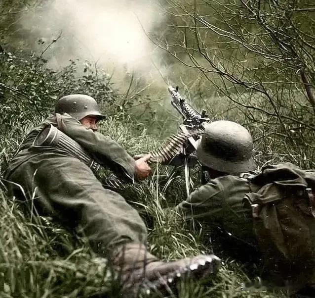 在挪威的一次野外演习中，德军的山地猎兵在使用 MG34 机枪进行射击