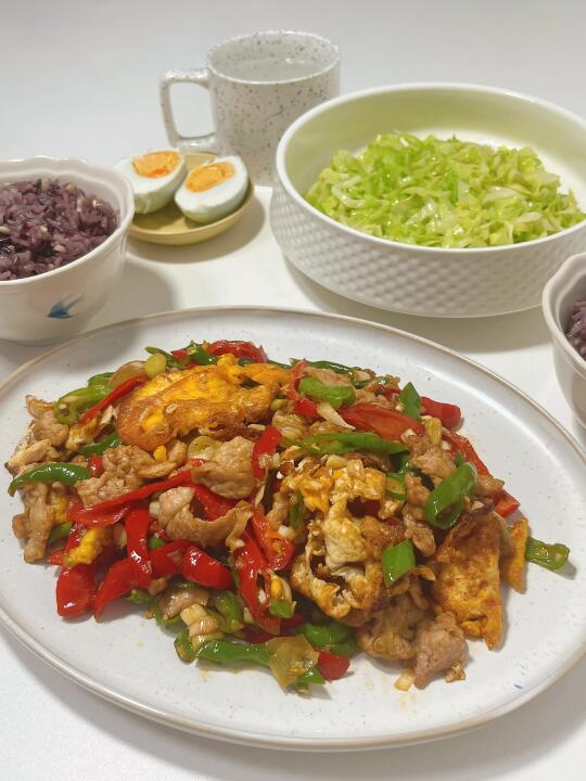 一张小方桌 有一荤一素