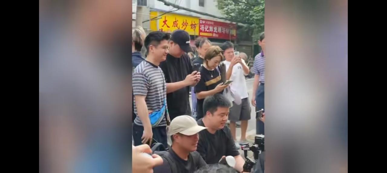 雷总吃路边摊，好像也就是普通人在路边吃饭的样子。那是因为你没有看到他的对面，一旦