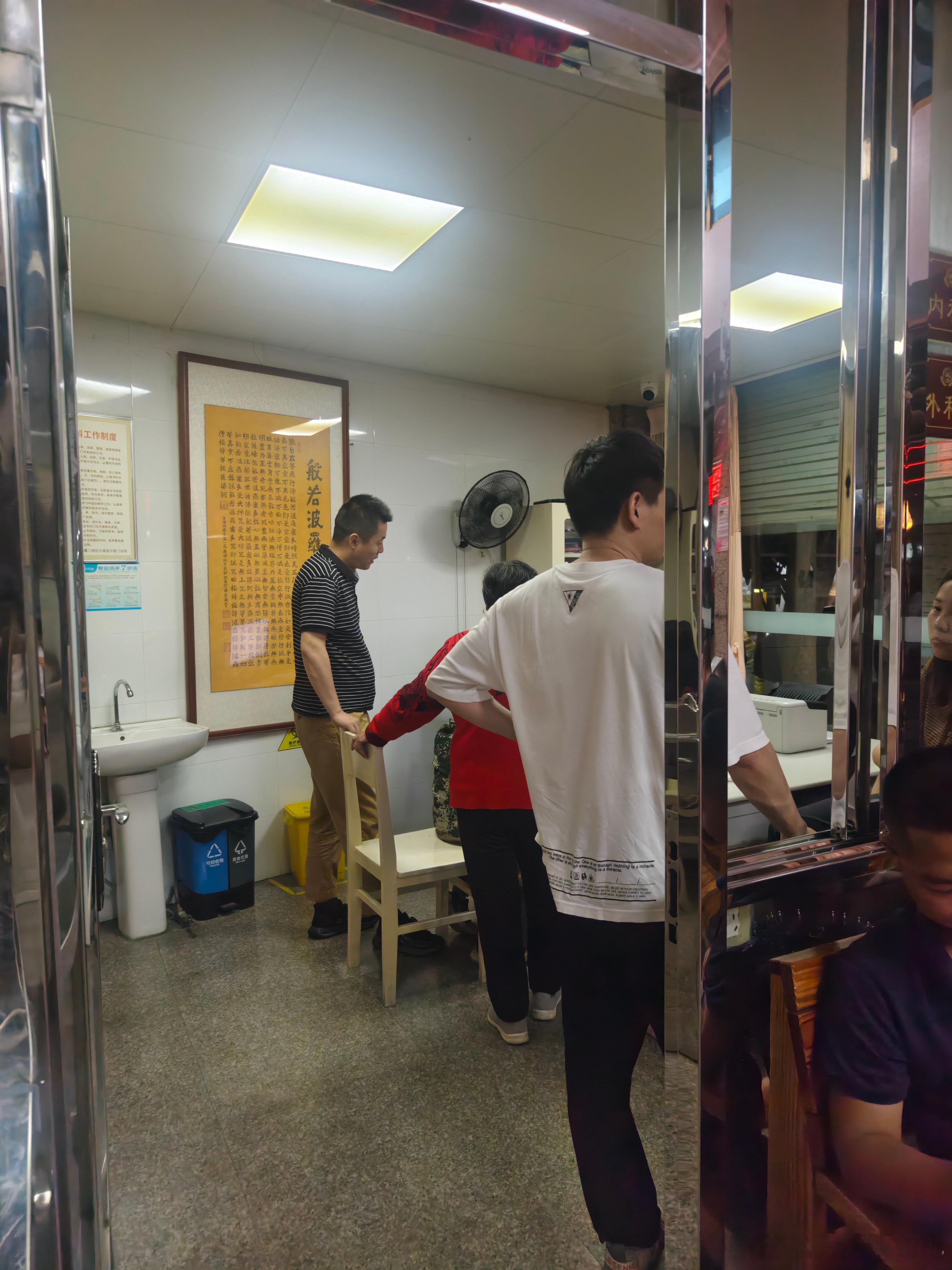 咽炎很久了，来同安看个挺厉害的中医，这一堆的人在这排队等叫号。 ​​​
