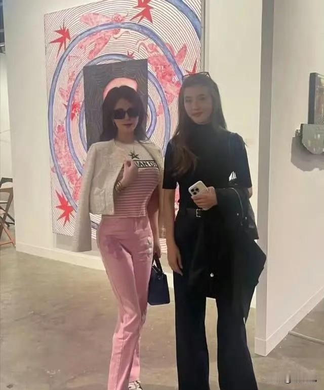 有网友在香港偶遇吴千语看展，一身全黑穿搭，简简单单却超级好看！
 
不得不说她的