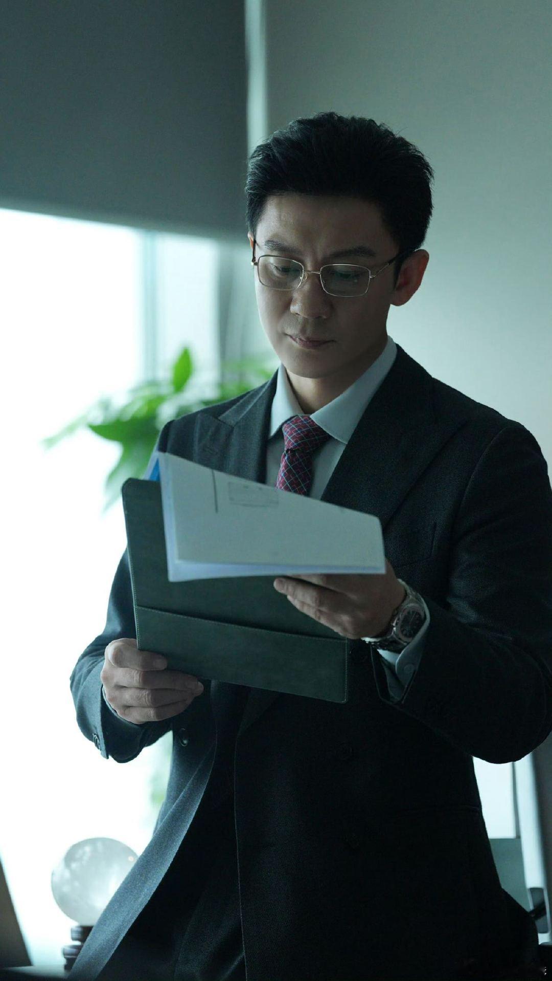 李晨在后辈心目中的地位 被现场的互动戳到，后辈看见李晨像粉丝见到崇拜的偶像，眼睛