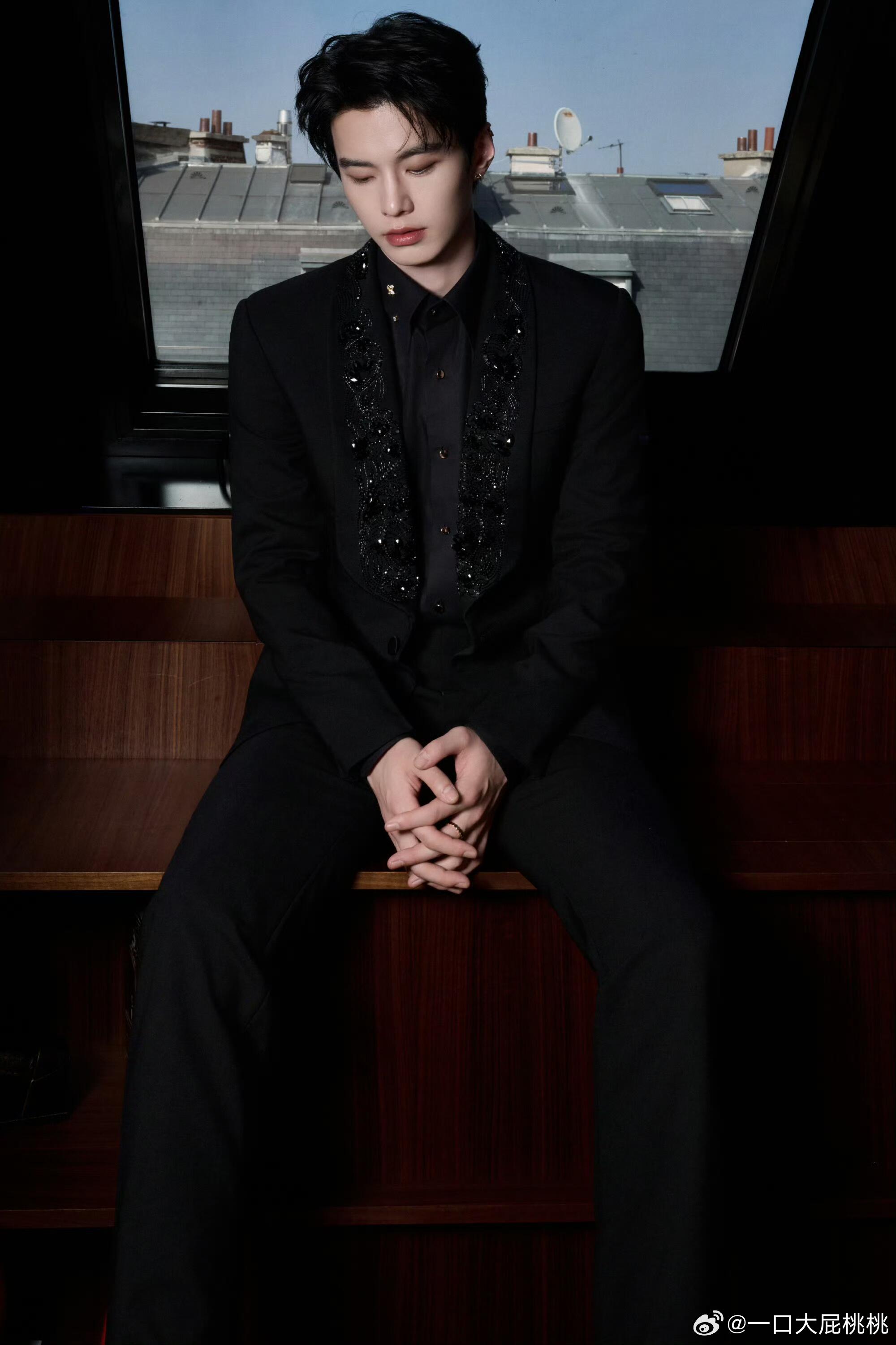 何与｜CHAUMET💎何与在巴黎参加晚宴上身CANALI青果领黑色西服，佩戴C