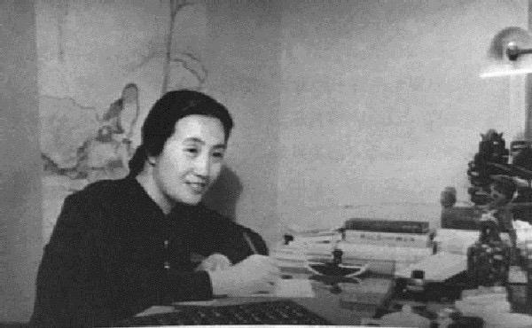 1942年的上海，法租界的梧桐叶被秋风吹得打转，锦江川菜馆的后堂办公室里，董竹君
