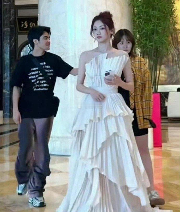 苗苗是我见过唯一一个，生了三个孩子，身上却没有一丝妈味儿的人 ​​​