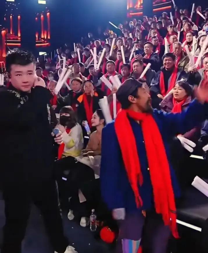 擦边主播活不过8个月
 
昨晚大洋芋又蹲在木森大舞台，破麻袋换成干净旧衣，身边没