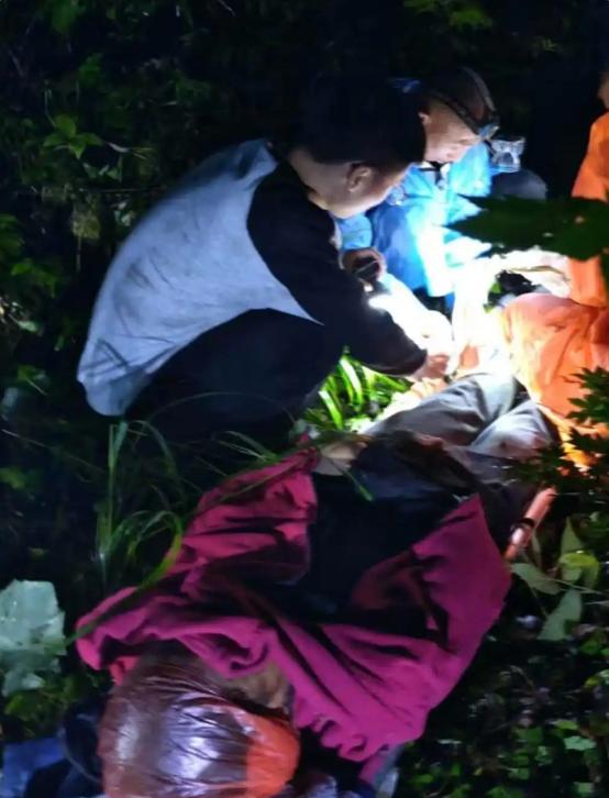 “这就是命啊！”9月20日，重庆，一男子上山捡菌子，结果碰到了一头200斤的黑熊