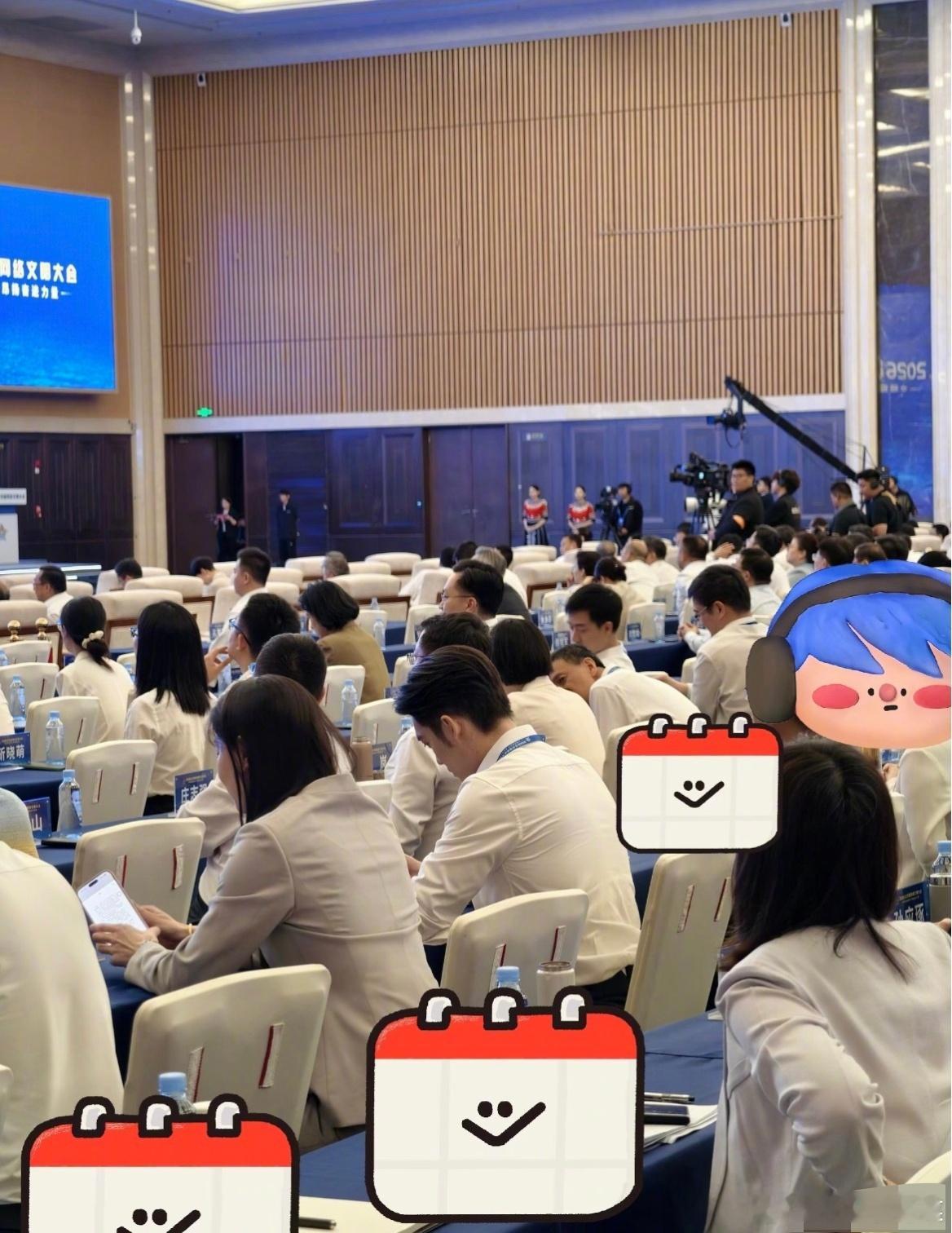 于适现身中国网络文明大会于适参加中国网络文明大会路透，谁家体制内帅气男友，认领一