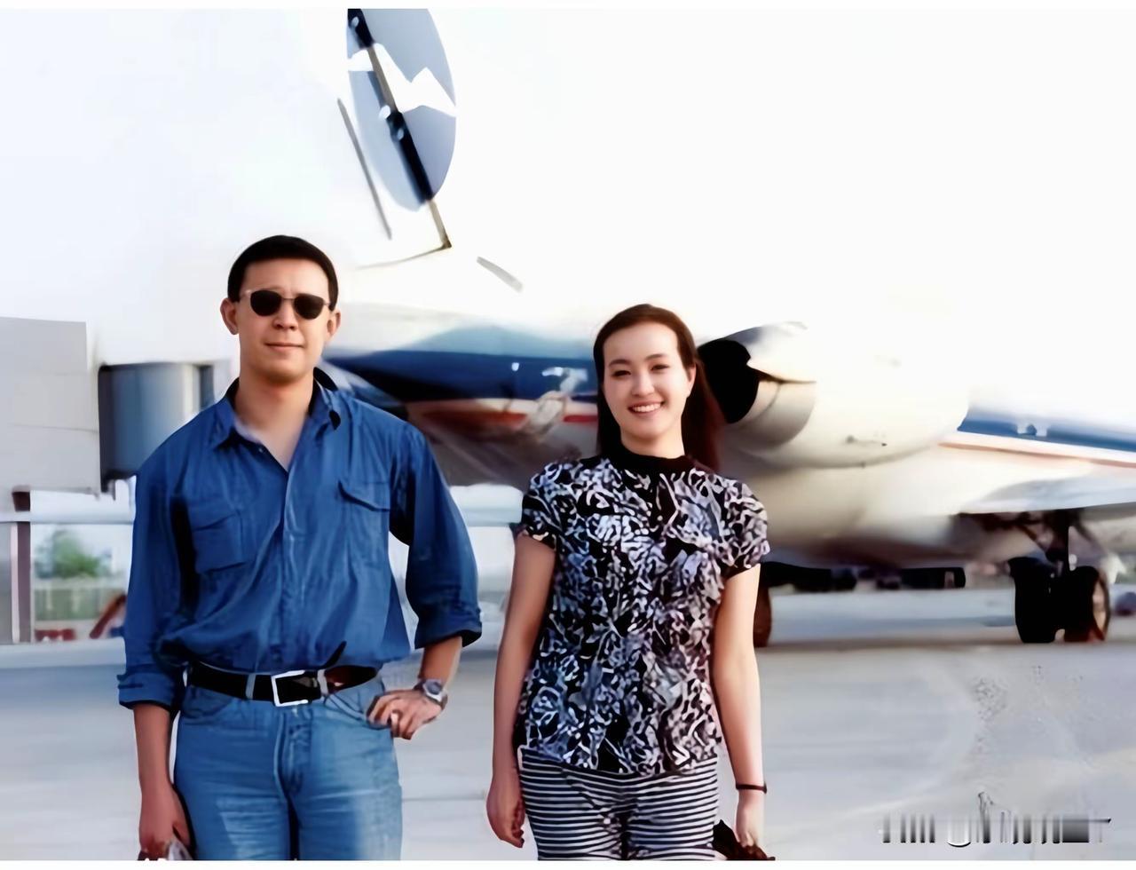 1992年沈阳机场这张合影里，29岁的姜文又酷又帅，大他十几岁的刘晓庆时尚靓丽，