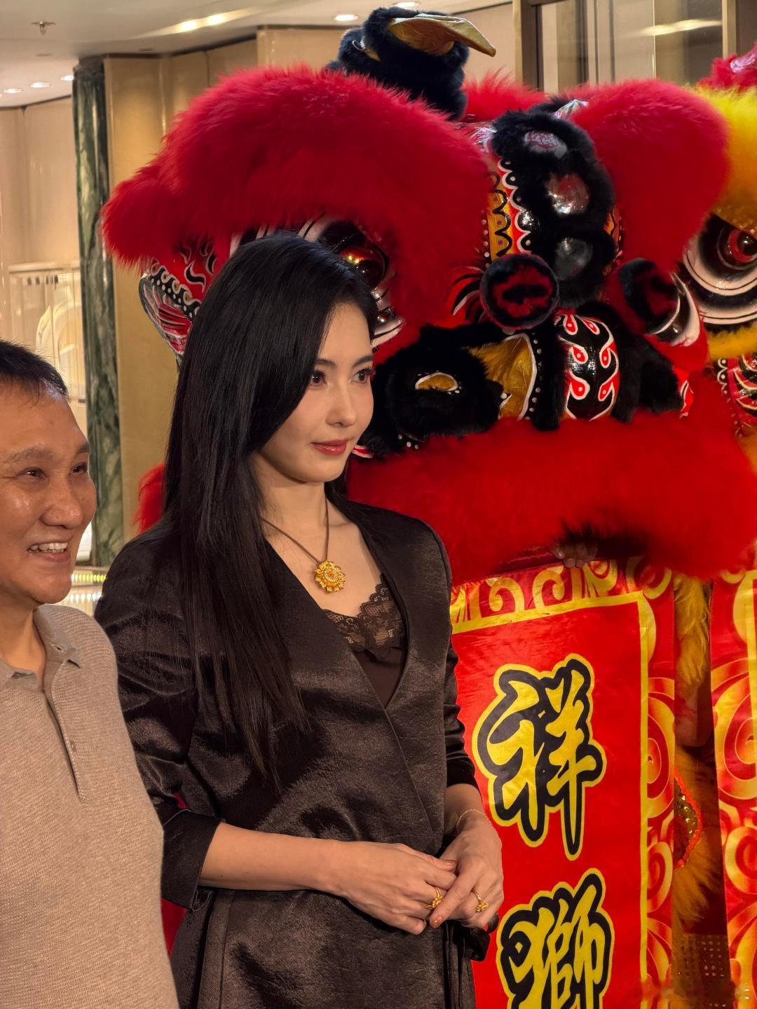 张柏芝黑长直好温柔 谁能拒绝张柏芝这一头黑长直，柔顺长发弱化凌厉感，整个人温柔感