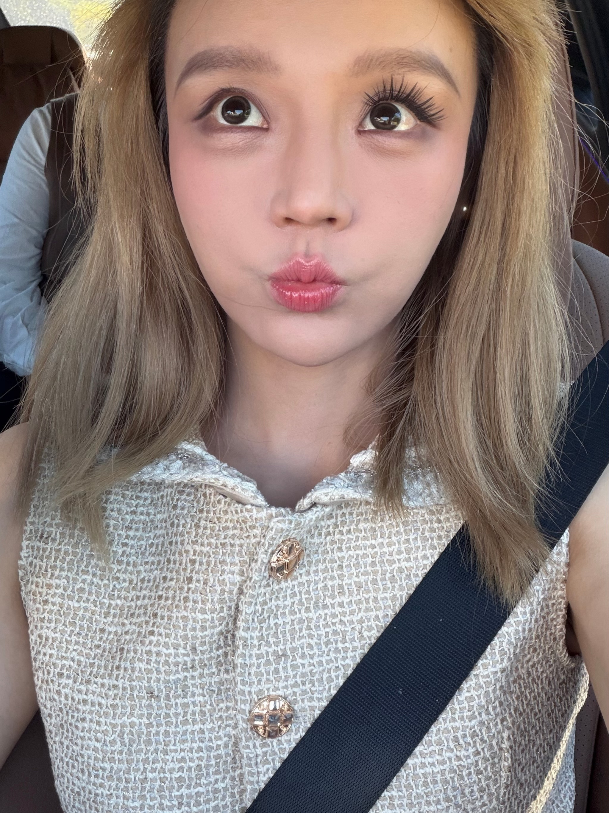 今天的假睫毛太权威了，甜心芭菲你美。（没错我又是在车上画的妆） ​​​