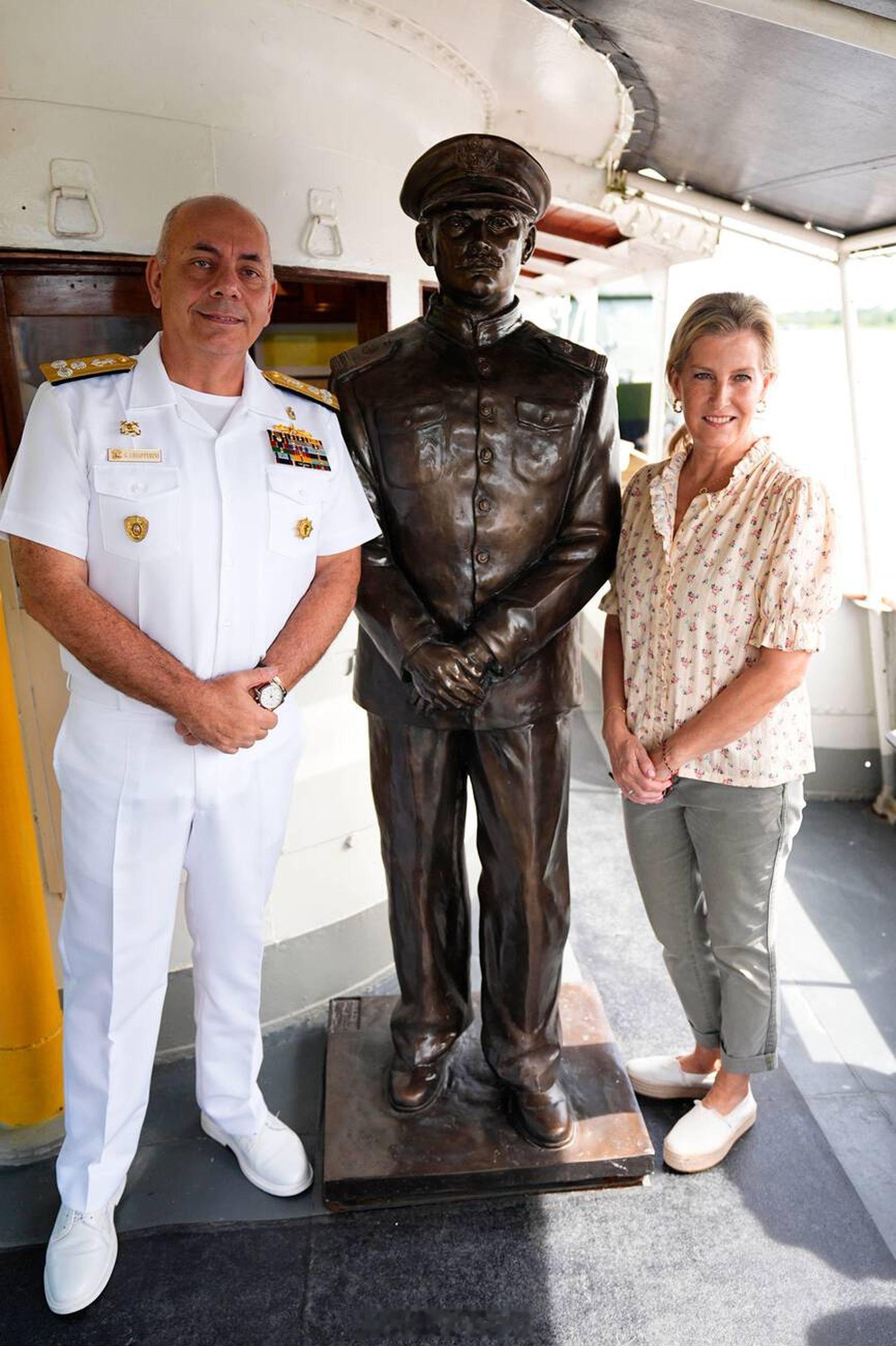 2025年11月12日，爱丁堡公爵夫人苏菲在秘鲁伊基托斯的海军基地访问世界上最古