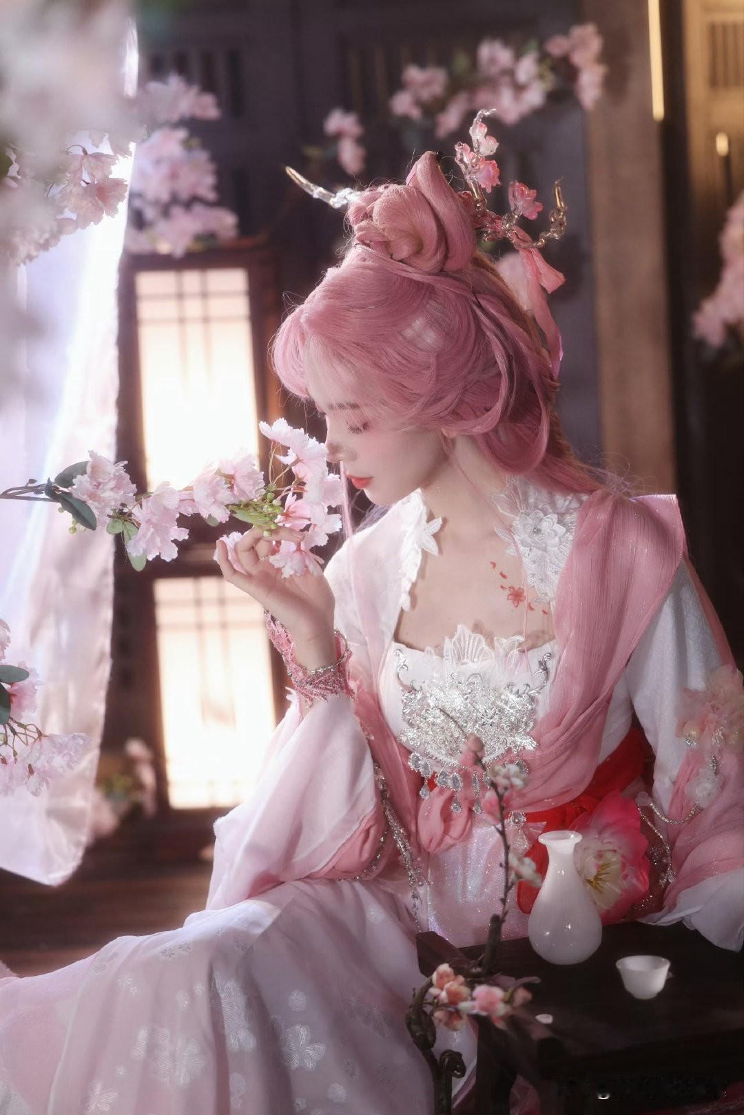 陈瑶真的是宝藏女孩！她的金发造型简直绝了，金发和美貌完美组合，那叫一个养眼。就像