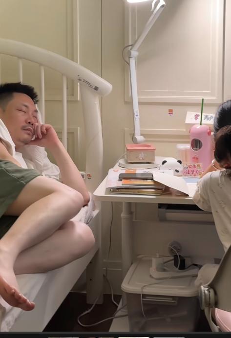库迪咖啡老总辅导女儿写作业，一脸无奈，太好笑了。

前两天一条帖子，标题写的是“