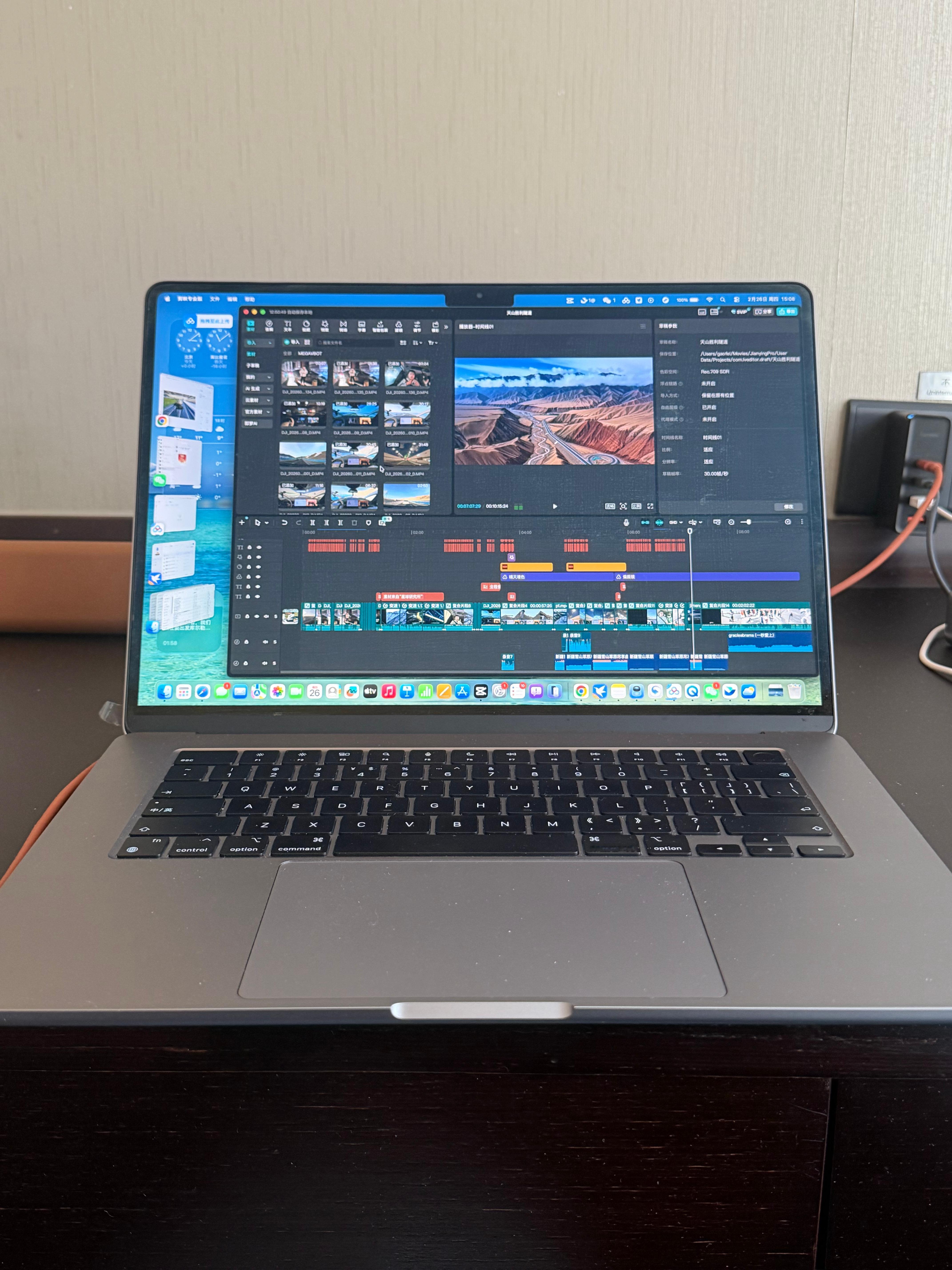 过年产能太低了，这条视频在新疆剪了一周，在飞机上剪了一天，昨晚肝到三点多，今天酒