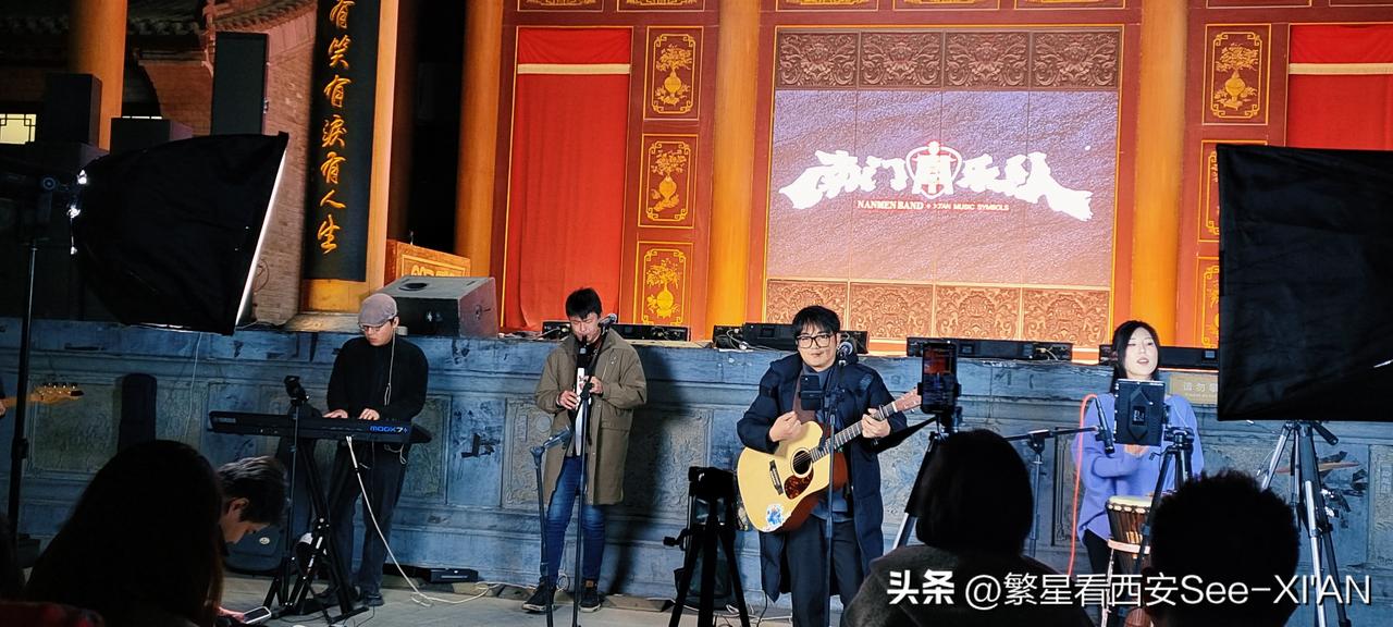 西安的夜晚，是歌声飞扬的夜，是音乐跳动的夜