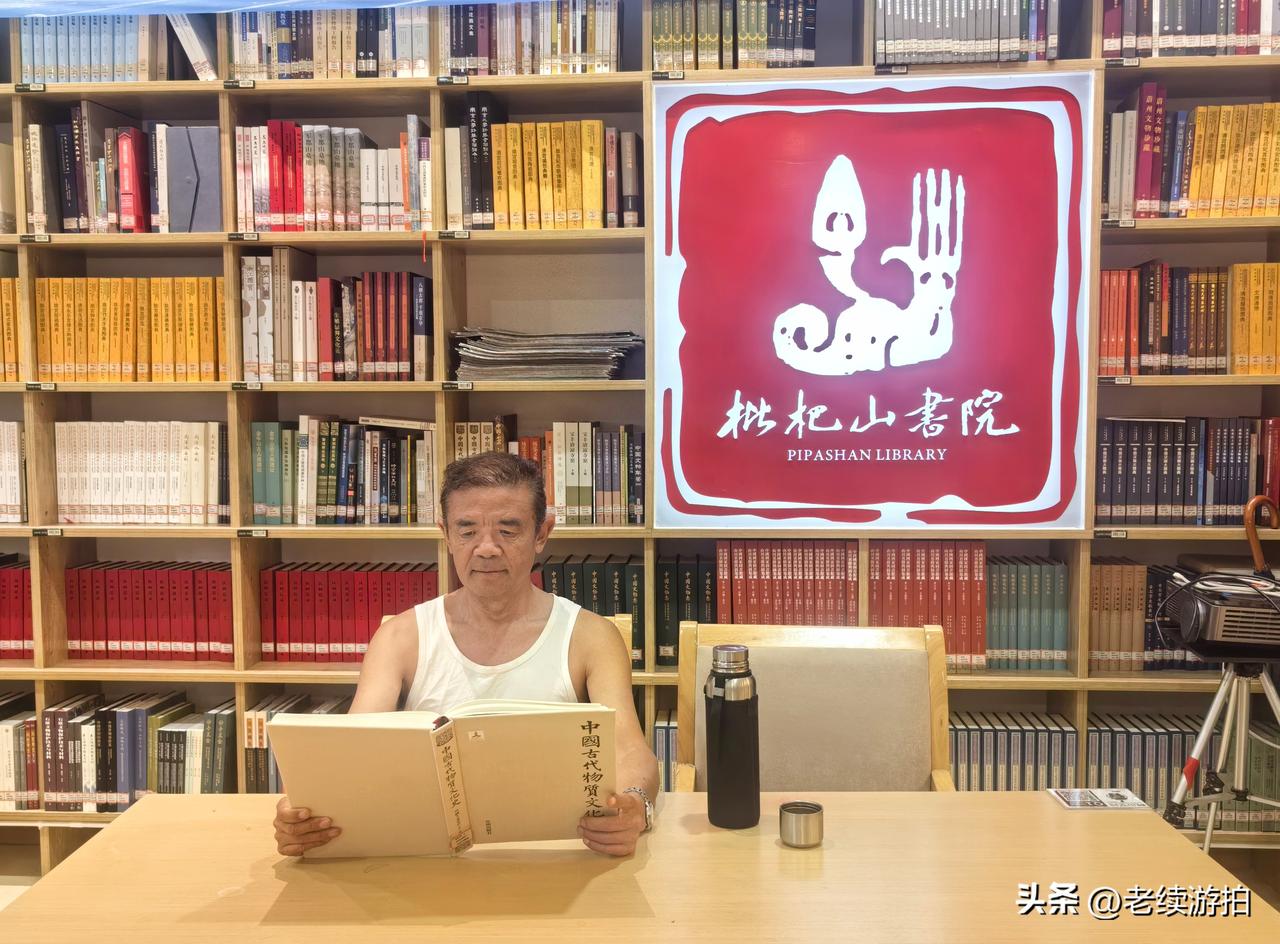 在重庆渝中，有一处闹中取静的好地方——枇杷山书院。这里位于枇杷山正街，绿荫环绕，