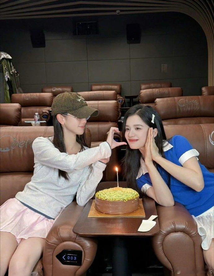 陈都灵给张婧仪过生陈都灵去野狗骨头追剧团给张婧仪过生日 陈都灵给张婧仪过生，美女