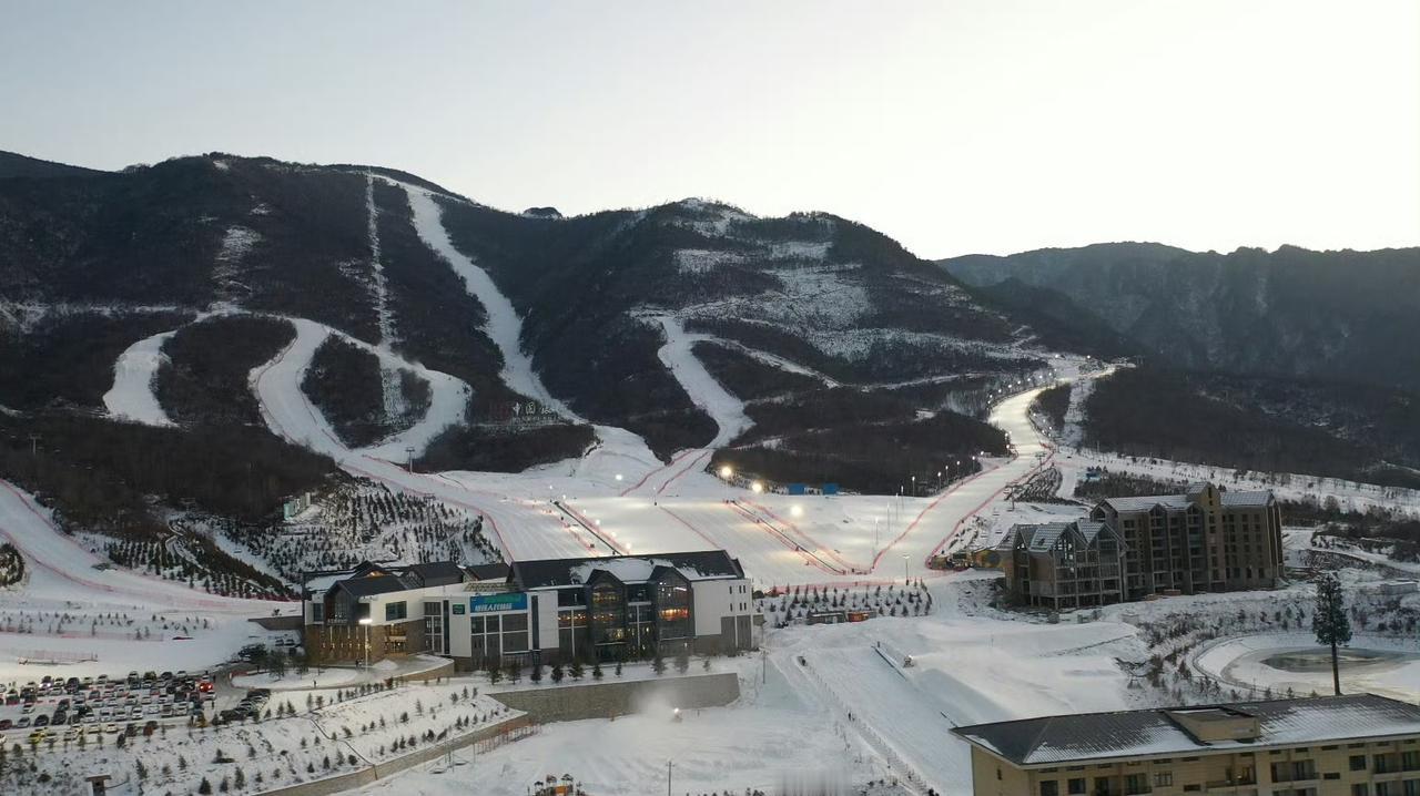 这个冬天，不必远赴东北新疆，在秦岭之巅就藏着一处“国家级滑雪天堂”——鳌山滑雪度