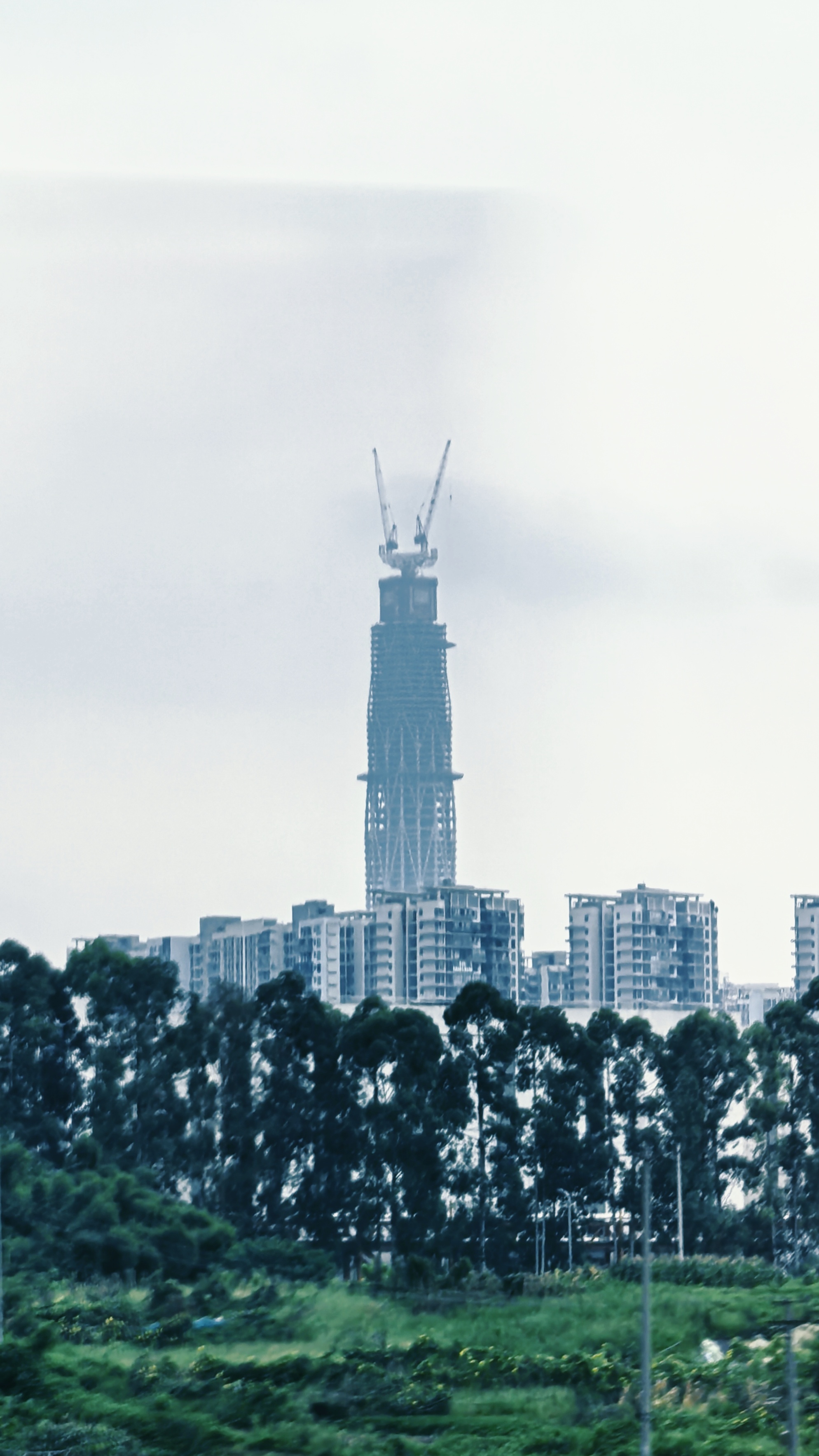 成都这座在建高楼是烂尾了吗？像机器怪兽似的…… ​​​