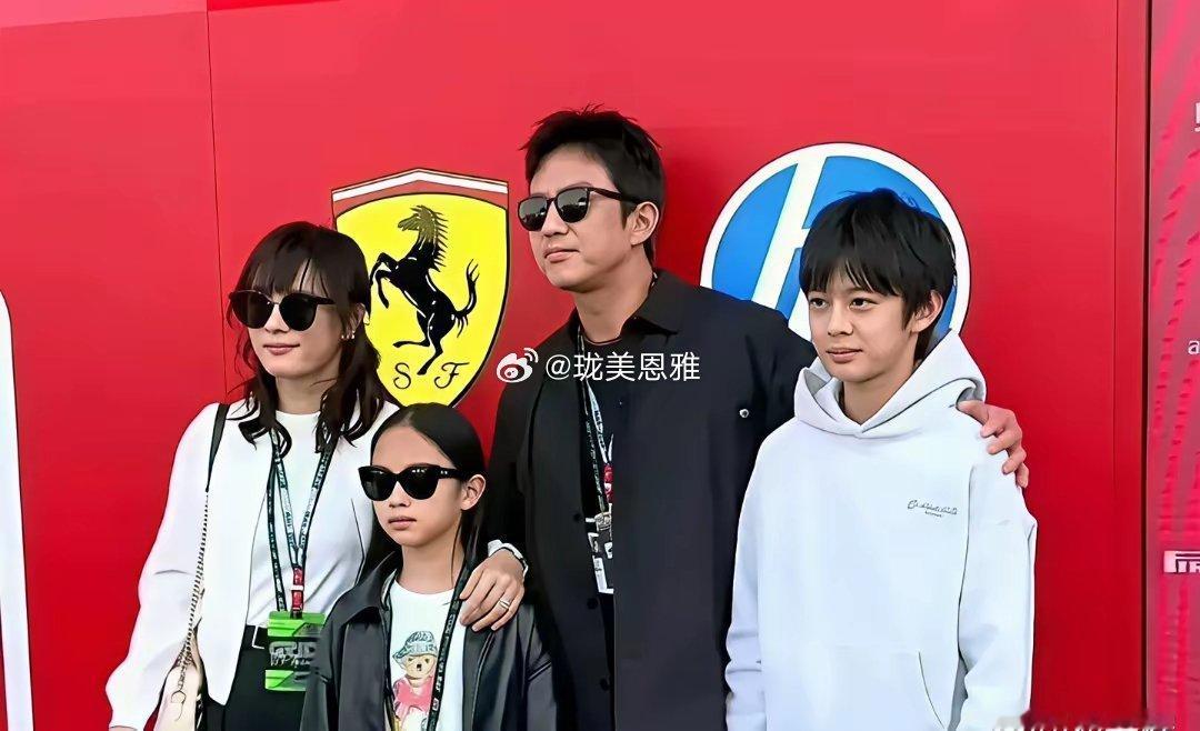 第一次看到邓‎超‌‍‏家儿子，还真是得服气这﻿小﻿‍伙子长得﻿﻿⁠也太帅了‌吧 