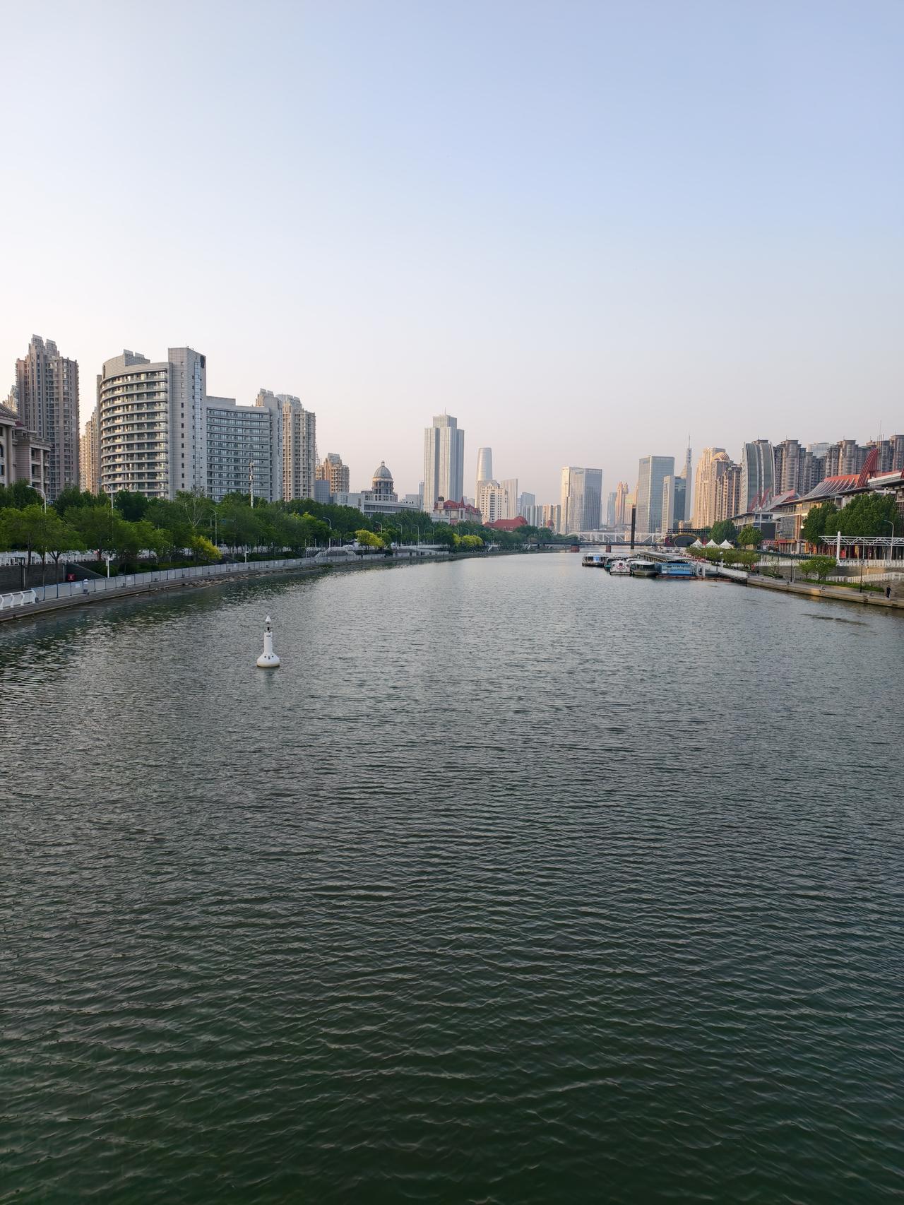 天津海河的美景还是吸引外地游客的，尤其是晚上的夜景更是“美妙绝伦”！
