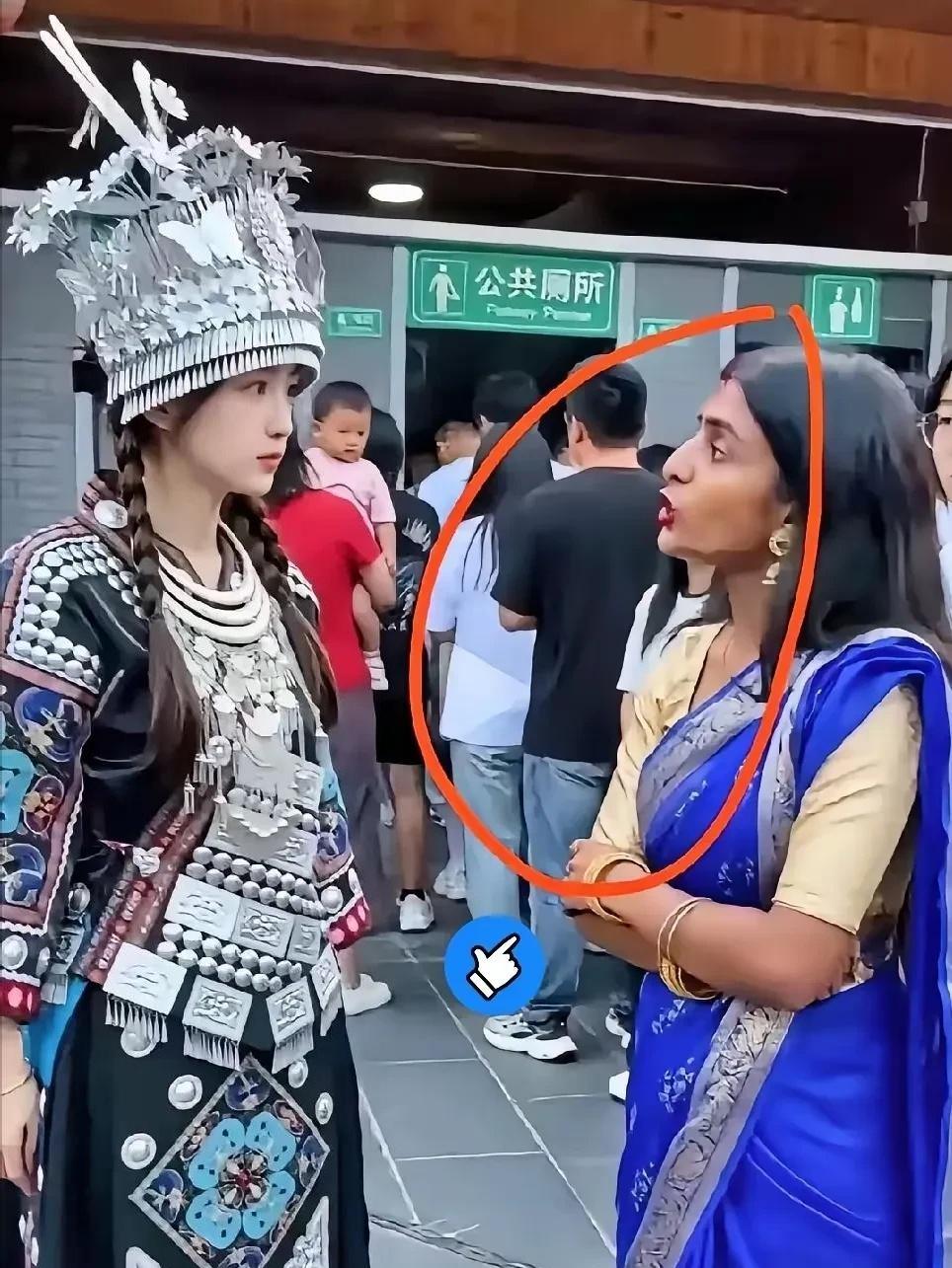 太傲慢！印度女游客景区插队，还声称本国不用排队，惹全网怒斥
 
贵州景区公厕排起